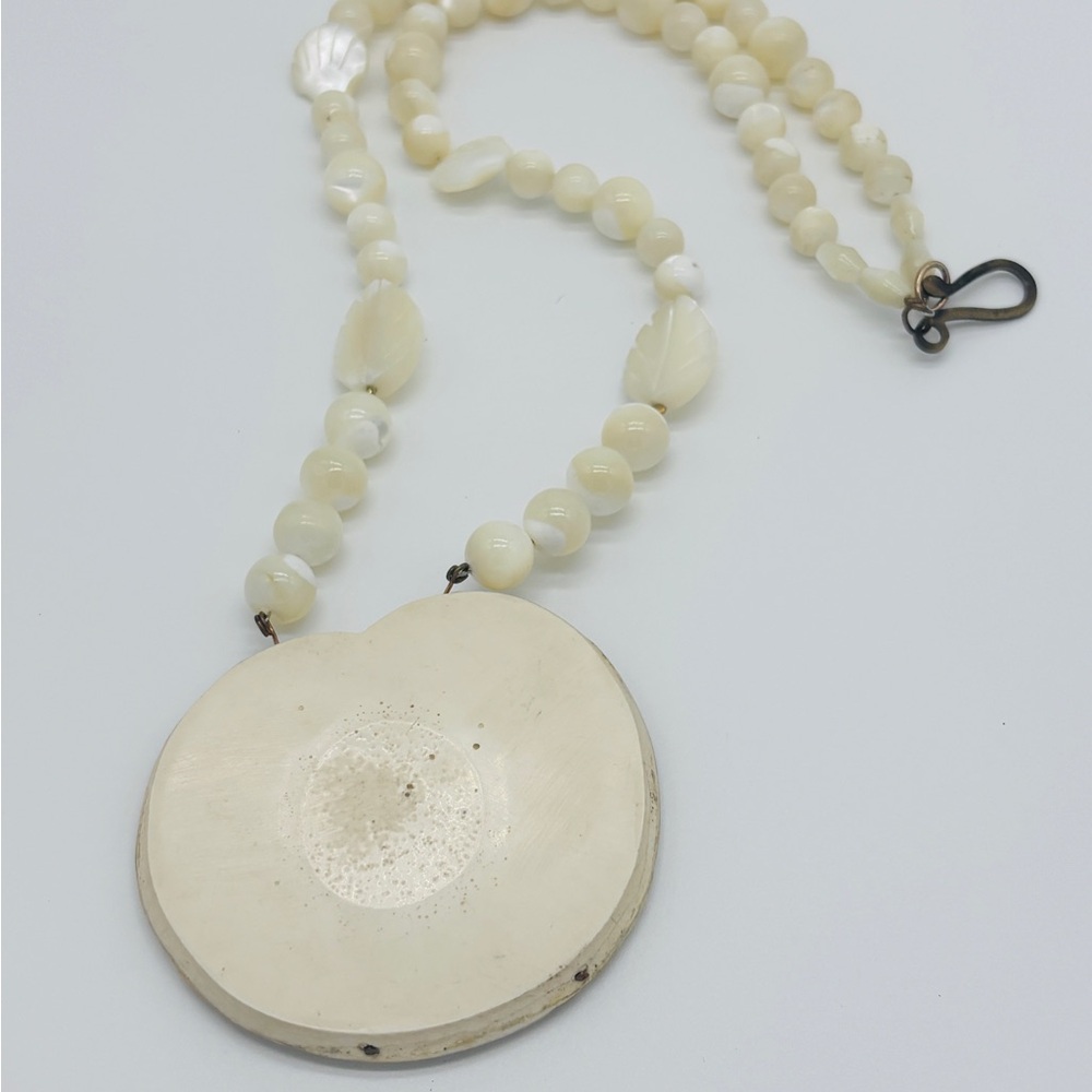 Vintage 1970’s Lee Sands Mother of Pearl Necklace with Floral Pendant - Picture 6 of 9